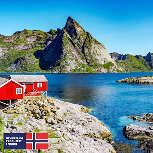 Bilde av norsk natur med hav og fjell i sol.