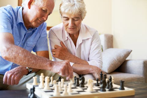 Bilde av par som spiller sjakk for bedre hukommelsen