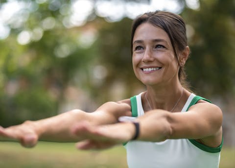 Sporty kvinne i overgangsalderen – illustrasjon av hvordan livsstil kan påvirke mental klarhet og balanse