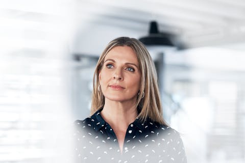 Kvinne i 40-50-årene som ser tankefull ut – illustrasjon av hjernetåke i overgangsalderen