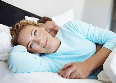 Kvinne i overgangsalderen som hviler rolig – illustrasjon av balanse og søvn som støtte ved hjernetåke